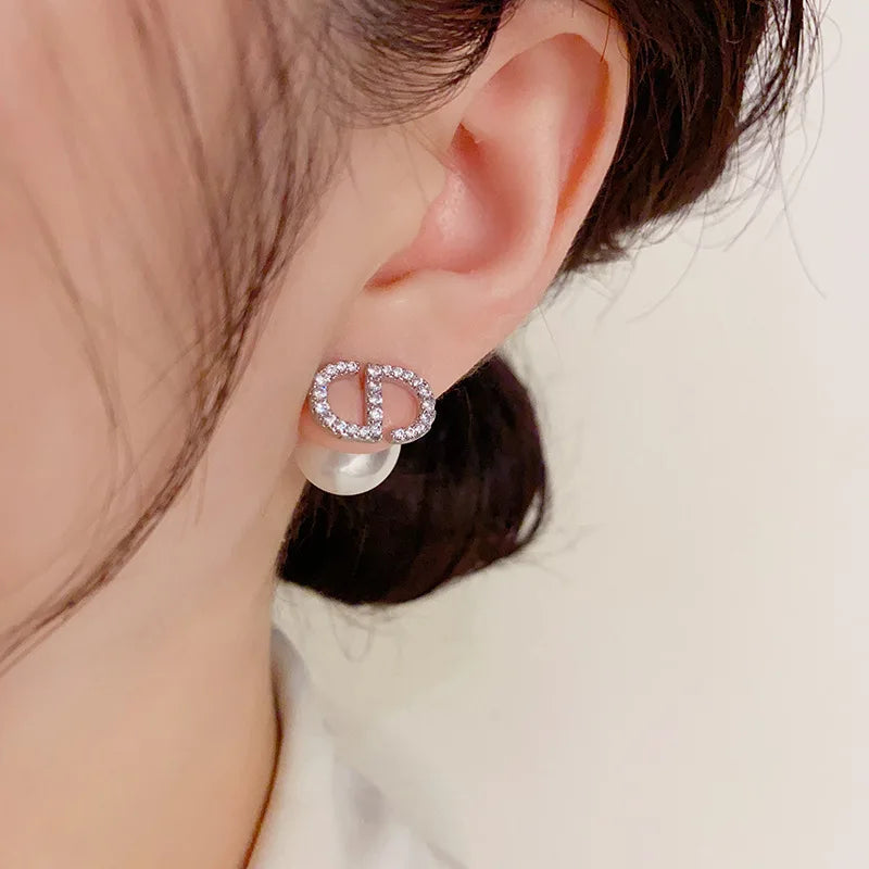 Versilberte Nadel Zirkon Buchstaben Perlenohrringe Französische Luxus-Sensation High-End-Schmuck Damen-Ohrring-Accessoire