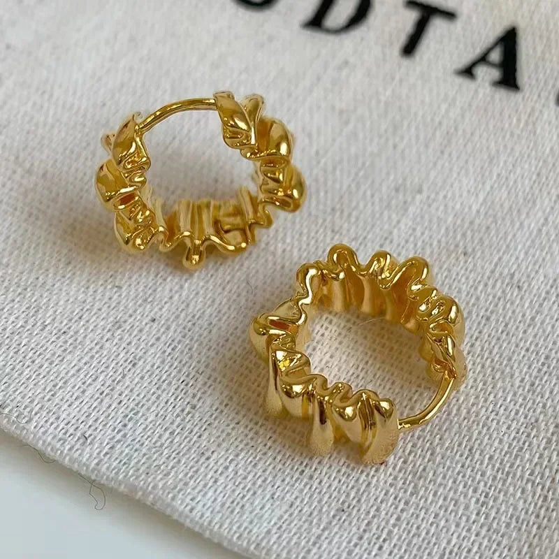 Ohrringe Persönlichkeit Unregelmäßige Wellige Plissierte Kreolen für Frauen Neuer Charme Goldfarbene Edelstahl-Ohrringe Schmuck-Accessoires Geschenk