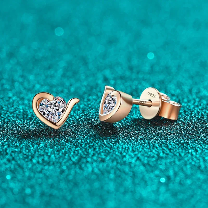 NeeTim Moissanite Herz Ohrstecker für Damen, 925er Sterlingsilber mit Weiß-Champagner-Vergoldung, Hochzeitsohrringe, zertifiziert