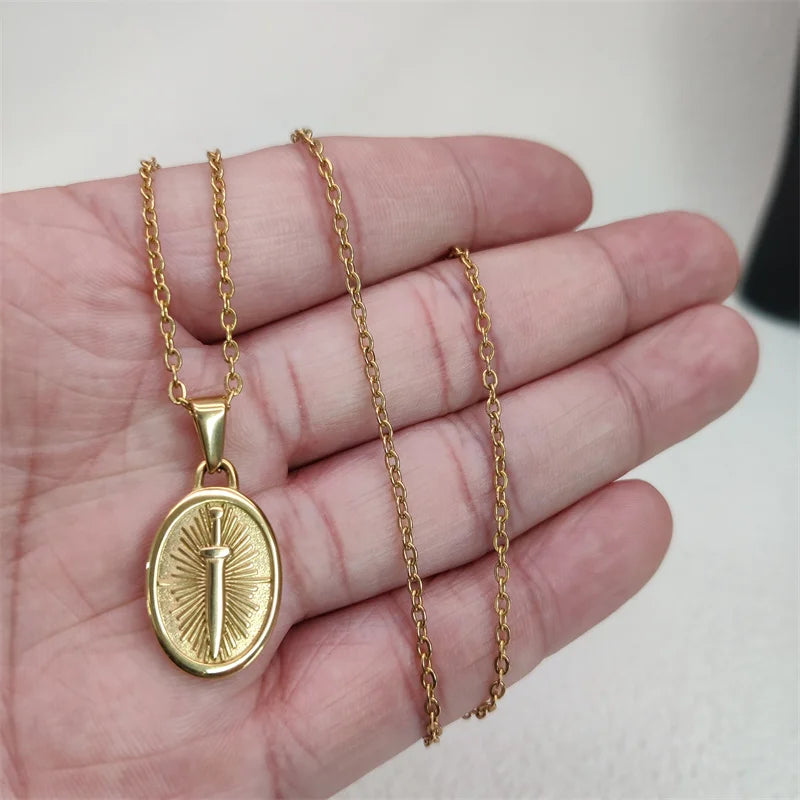 Collar con dije de espada punk de moda, chapado en oro de 18 quilates, para hombre y mujer, con cadena de eslabones de moda