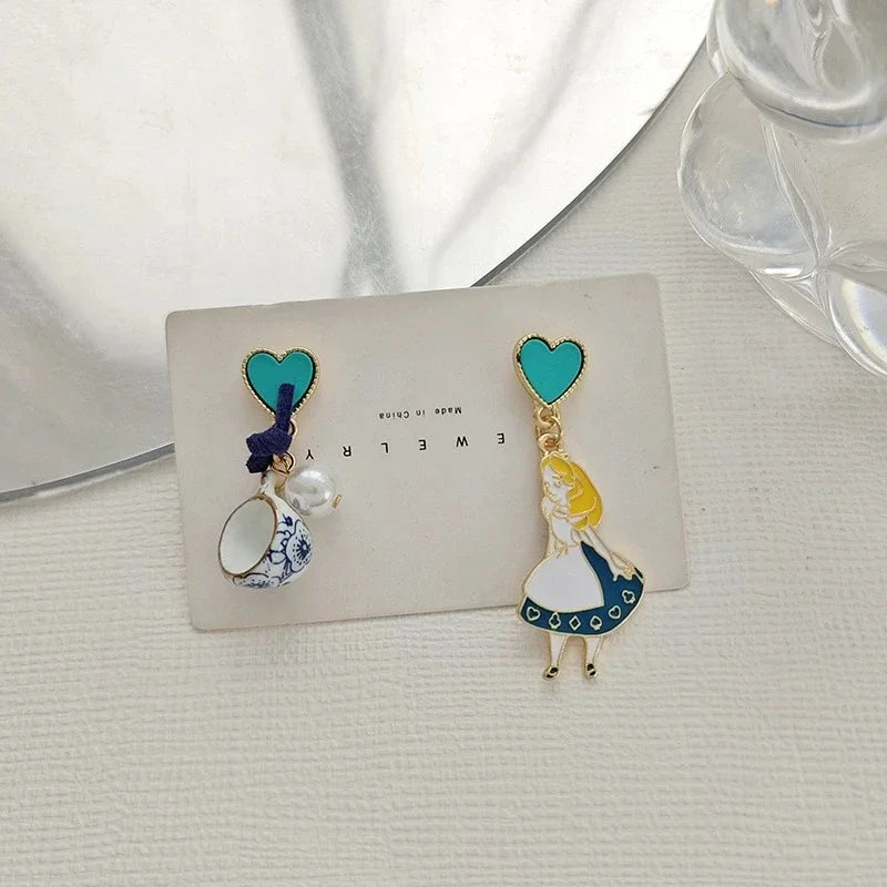 Märchenprinzessin Alice Asymmetrische Ohrringe mit Imitationsperlen, blauer Herz-Hängeohrringe, süße Mädchen-Emaille-Ohrringe