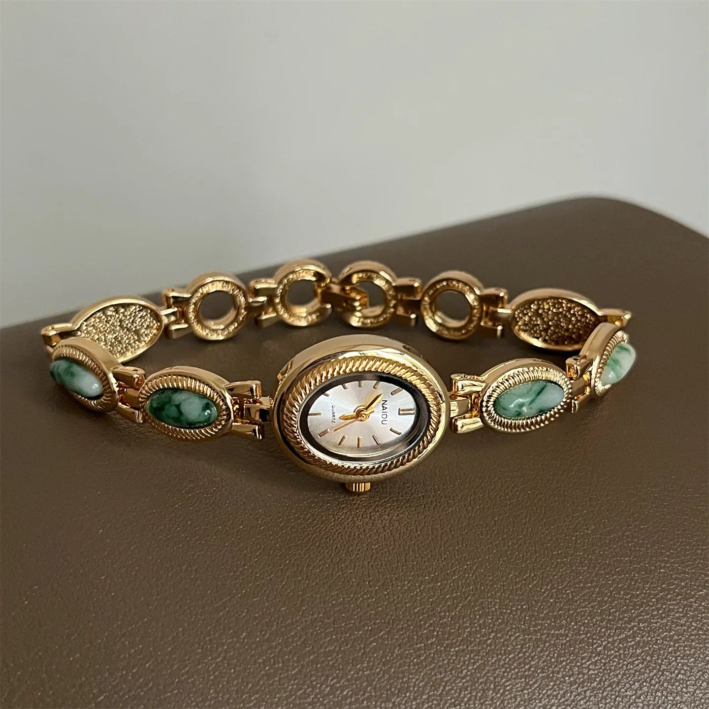Neue Vintage Damen Armbanduhr mit farbigen Edelsteinen, leichte Luxus personalisierte Retro Schmuck Gold Edle Kleine Süße Armbanduhr