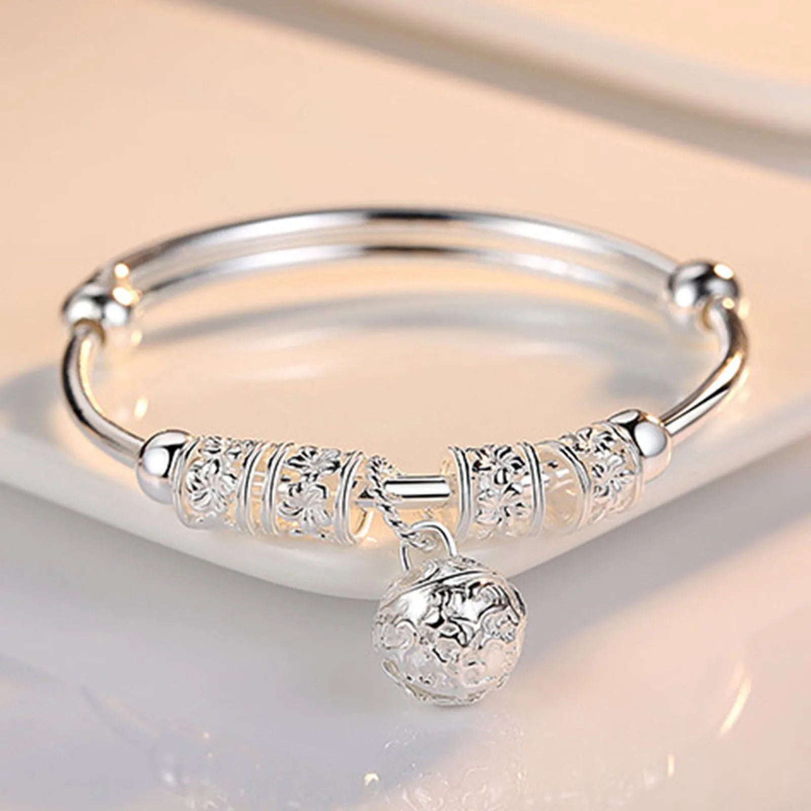 Feinsilberfarbene Hohle Glockenkugel-Armreifen, verstellbare Armbänder für Damen, modische Weihnachtsgeschenke, Party-Hochzeitsschmuck
