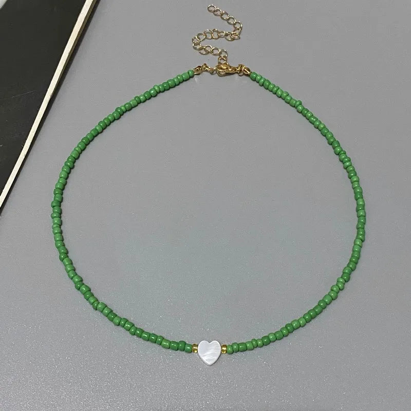 Neue Naturmuschel Liebesherz Choker Halskette für Mädchen Frühling Sommer Mode Kleine Bunte Glasperlen Halskette Geschenk für Freundin