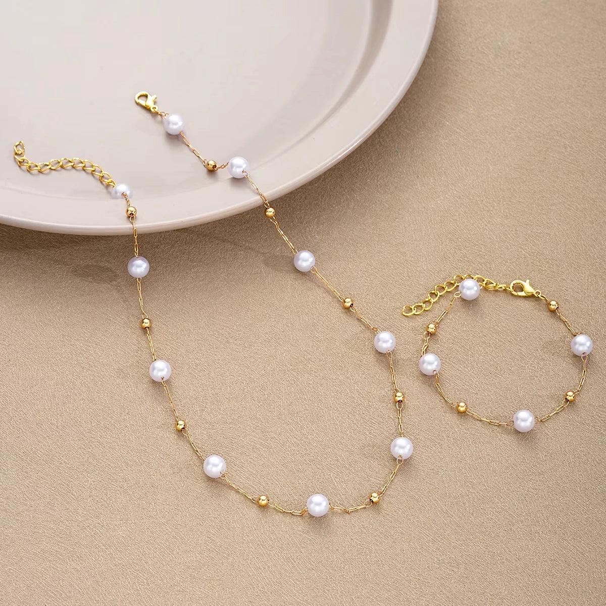 2 Stück Exquisites Goldfarbenes Böhmisches Schmuckset für Frauen Mode Perlenkreuz Anhänger Halskette Armband Set Lässige Schmuckgeschenke
