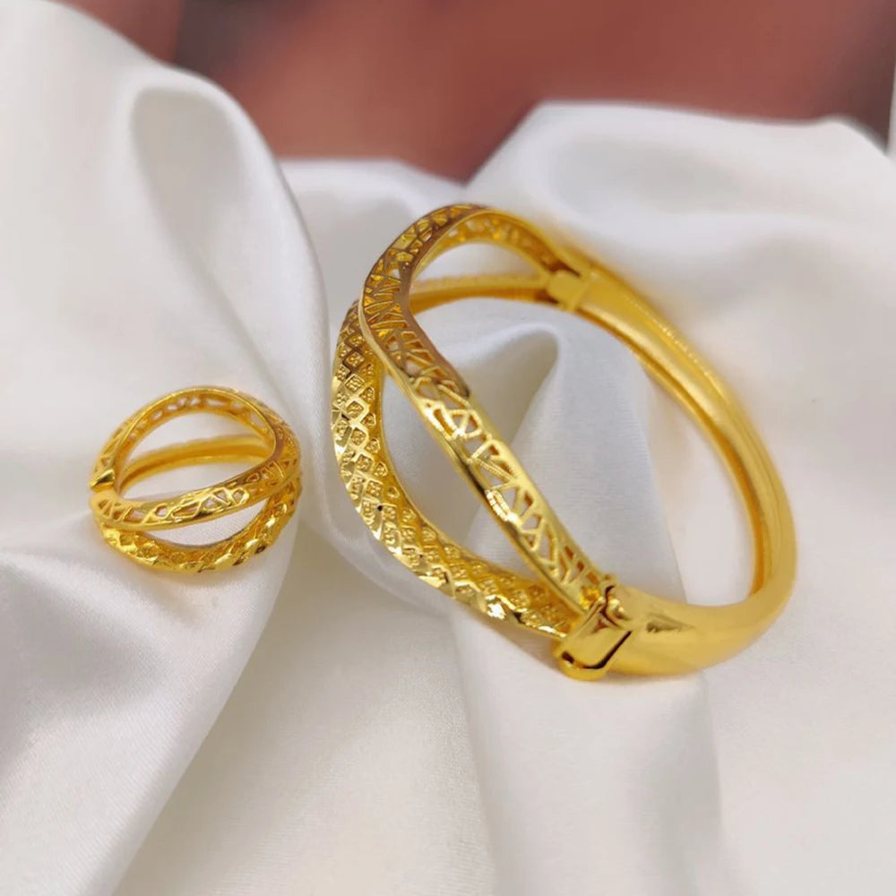 Geometrisches Design Armreif mit Ring-Set für Damen, Afrikanischer 18k Goldfarbener Armreif, Cocktailring, 2-teiliges Set als Verlobungsgeschenk