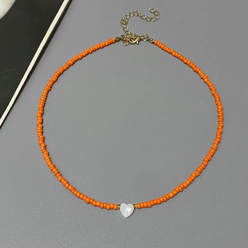 Neue Naturmuschel Liebesherz Choker Halskette für Mädchen Frühling Sommer Mode Kleine Bunte Glasperlen Halskette Geschenk für Freundin