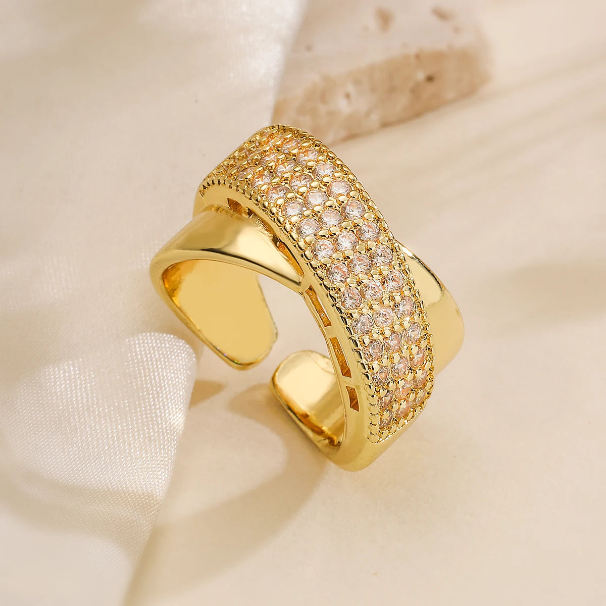 NEWBUY Luxus AAA Zirkonia Pave-Fassung Kupfer Schmuck Trendige Goldfarbe Trauringe für Frauen