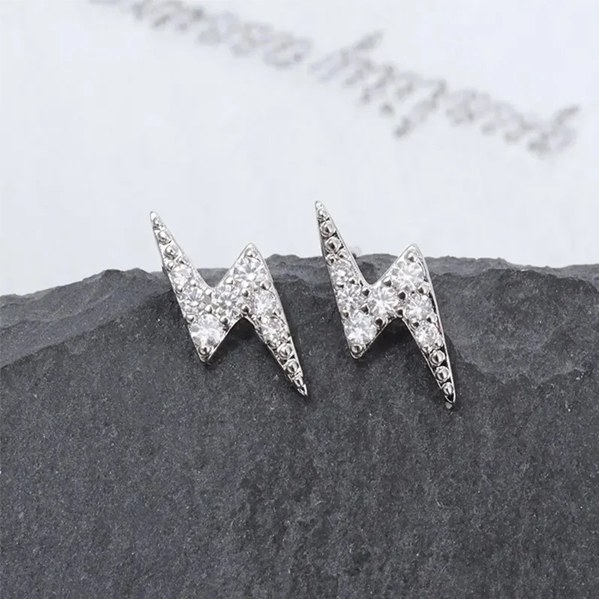 Filigrane Blitz-Ohrstecker für Damen, funkelnde winzige Zirkonia-Ohrringe, alltagstaugliches Accessoire, exquisites Mädchen