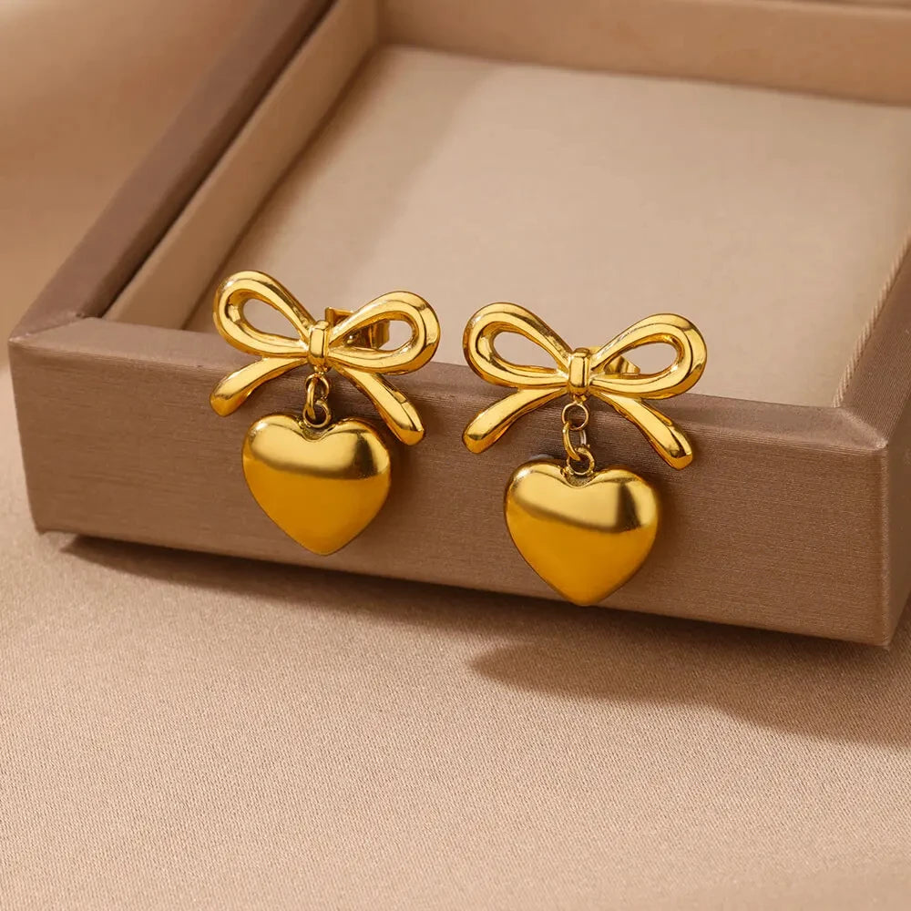Niedliche Schleifen-Herz-Ohrringe für Damen, Edelstahl, goldfarben, Herzstecker, 2024 Trend, Piercing-Schmuck, Hochzeitsfeier-Geschenk