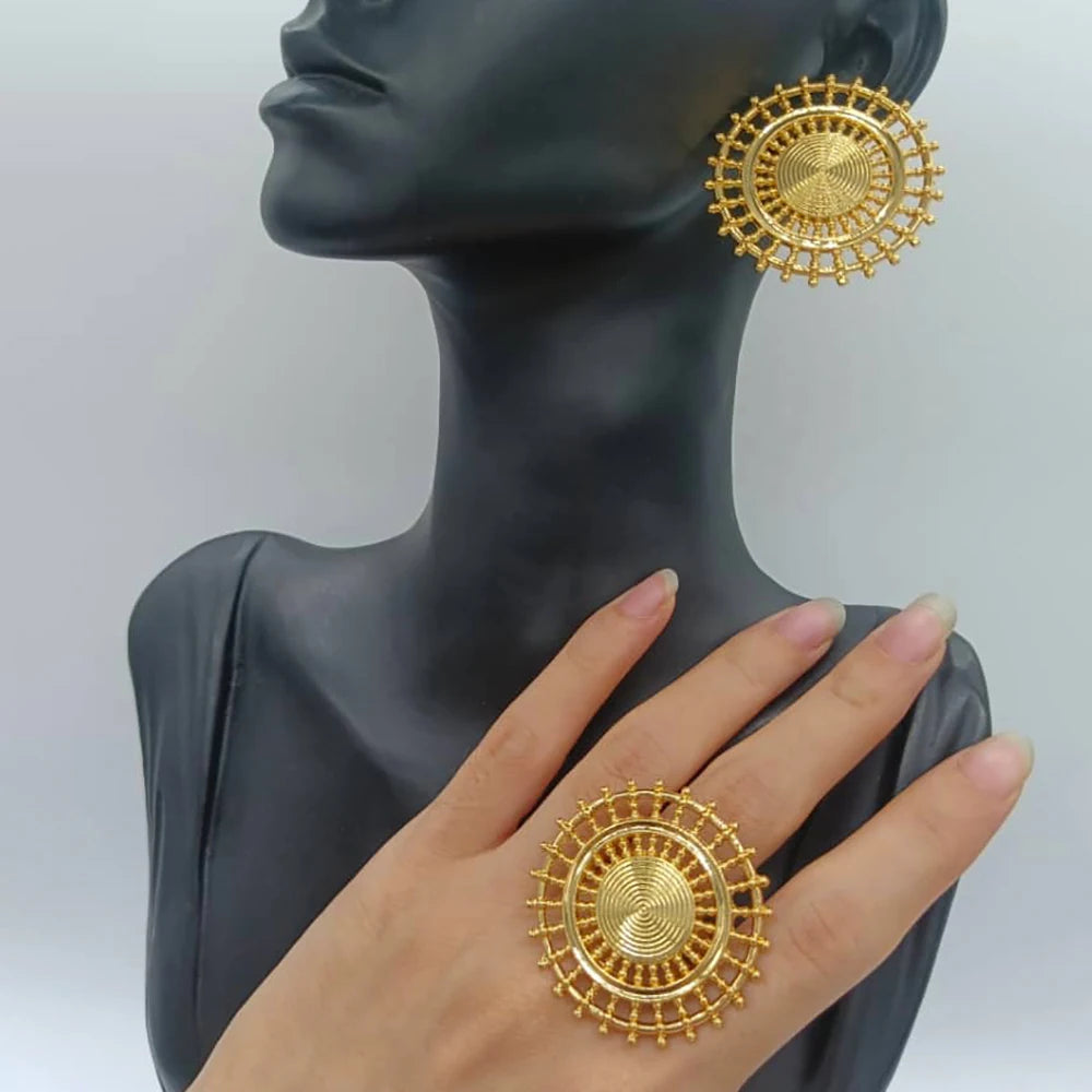 Modische Ohrringe und Ring Schmuckset 18k vergoldete Kreolen und Fingerring 2-teiliges Set als Geschenkaccessoire für Verlobungsfeiern