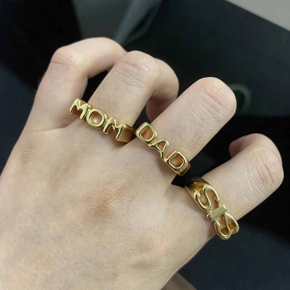MOM SIS DAD Buchstabenringe für Frauen Männer Vintage Goldfarben Fingerring Modeschmuck Familie Weihnachtsgeschenke