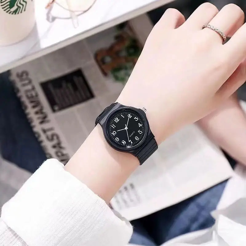 Armbanduhr Silikonband Einfache Damenuhr Studenten Damen Quarzuhr Wasserdichtes rundes kleines Zifferblatt für Frauen