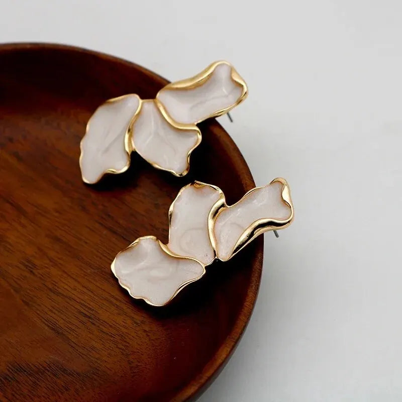 Metall Blume Creme Epoxid Ohrstecker Damen Mode Goldfarbene Beschichtung Unregelmäßige Ohrstecker Schweres Design Statement Ohrringe