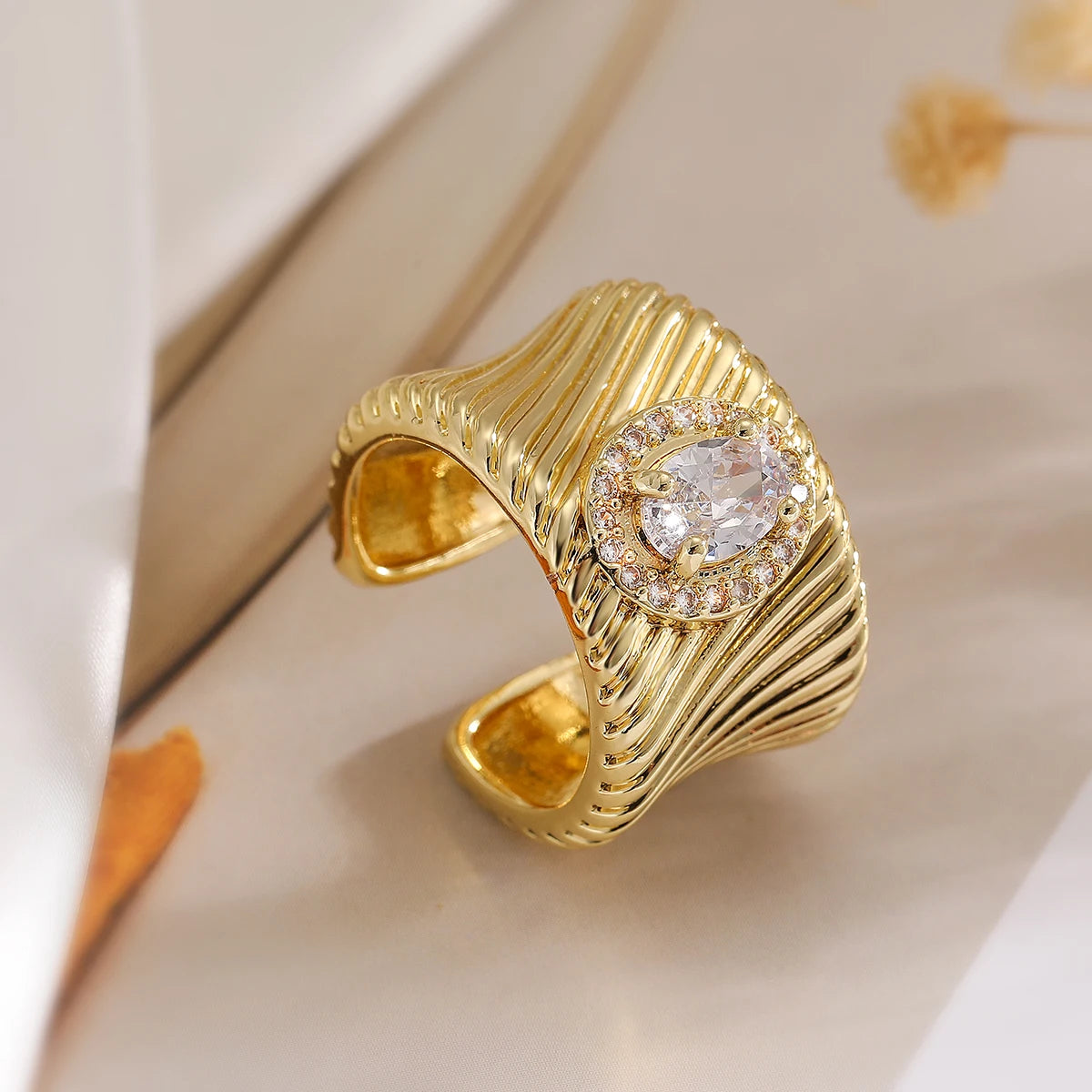 NEWBUY Luxus AAA Zirkonia Inlay Kupfer Hochzeitsschmuck Goldfarbe Statement Geometrische Form Offene Designringe Für Frauen