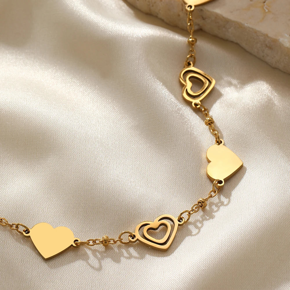 Edelstahlarmbänder, frisches Doppelhertz-Design, durchbrochene Schnitzerei, edle Armbänder für Damen, Schmuck, Luxuriöse Bankettgeschenke