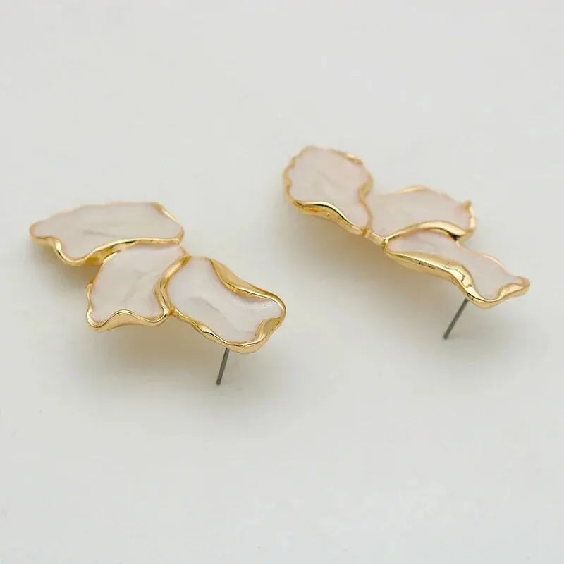 Pendientes de tuerca de epoxi crema con forma de flor de metal para mujer, chapado en color dorado, diseño irregular, diseño pesado, pendientes llamativos