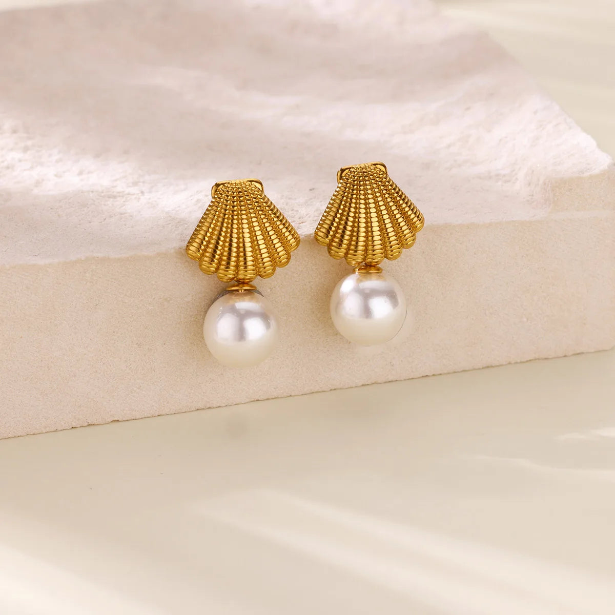 Elegante Imitationsperlen-Ohrringe für Damen Edelstahl Herz Schmetterling Muschel Tropfenohrringe Luxuriöser Ästhetischer Schmuck als Geschenk