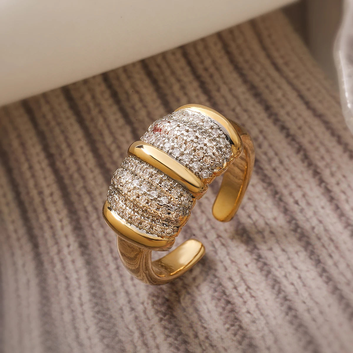 NEWBUY Luxuriöser AAA Zirkonia Pflaster-Setting Kupfer Hochzeitsschmuck Filigrane geometrische offene Ringe für elegante Frauen