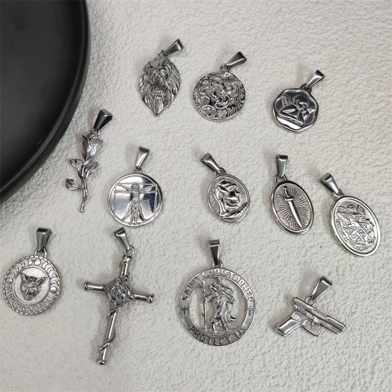 Colgantes de acero inoxidable chapados en oro de 18 quilates con diseño de cruz de rosa a la moda para mujer y hombre