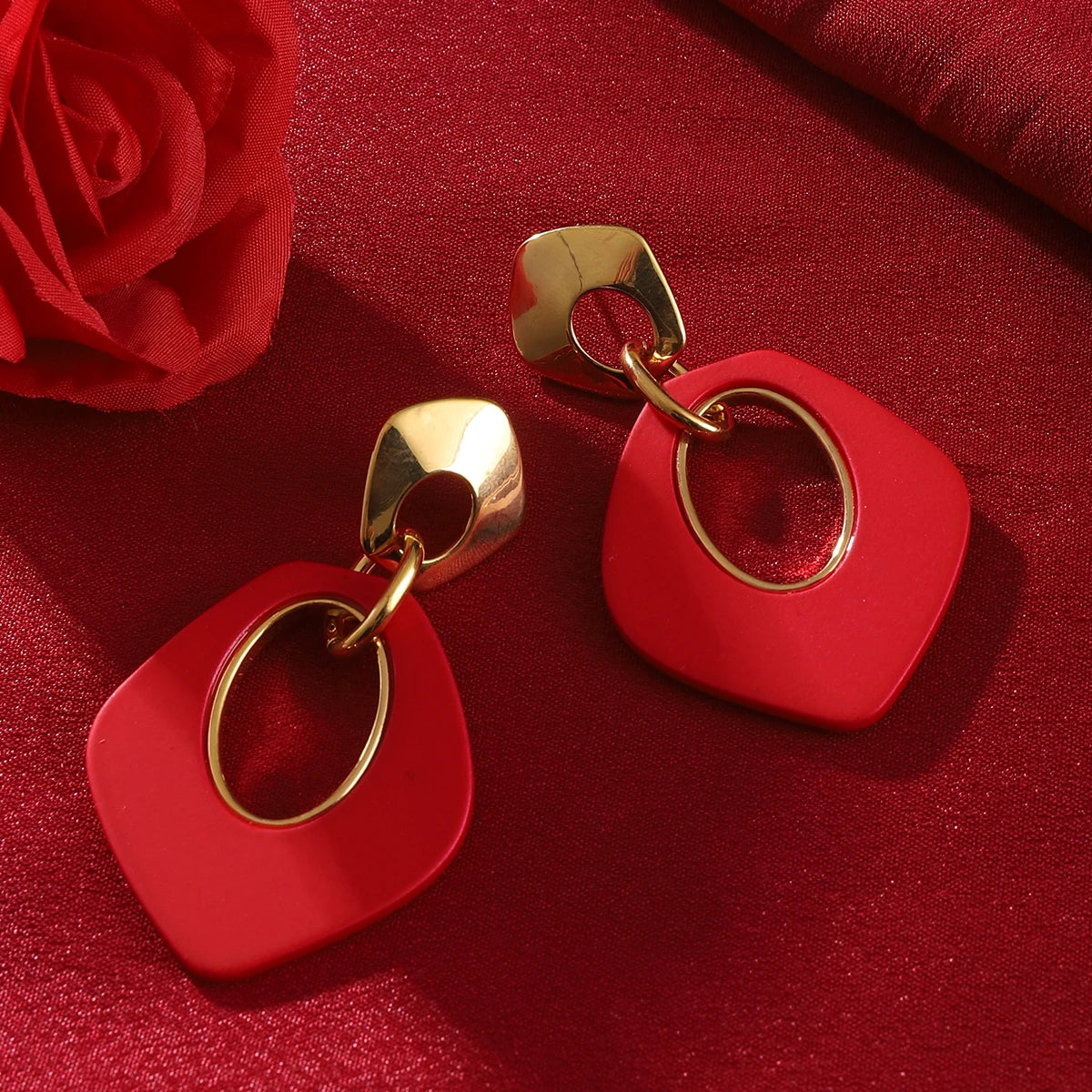 Rote Ohrringe für Damen, geometrische Anhänger, goldfarbene Metallhaken, lange Hängeohrringe, modischer Schmuck