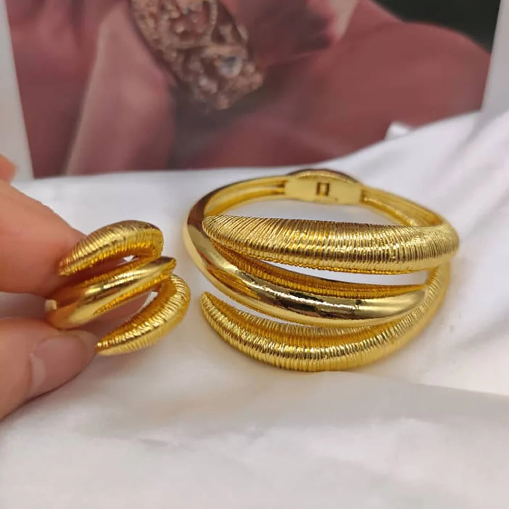 Trend Gold Farbe Schmuck Set für Frauen Armreif und Fingerring Hohl Design Hand Armband Cocktailring Set Schmuckset