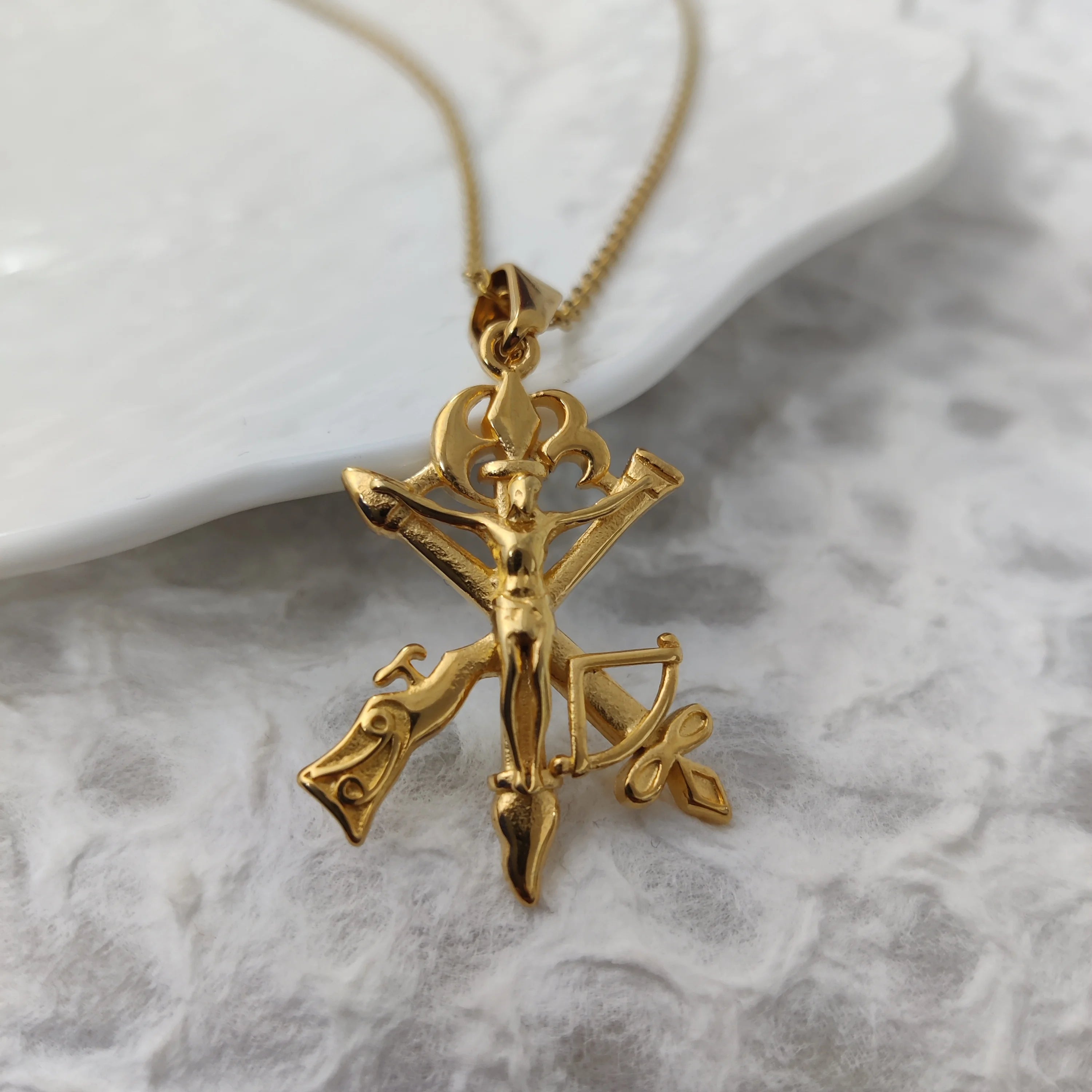 Collar Moderno de Cruz de Jesús - Acero Inoxidable Chapado en Oro de 18K, Diseño de Pistola y Flecha para Hombres, Regalo de Joyería Religiosa Impermeable