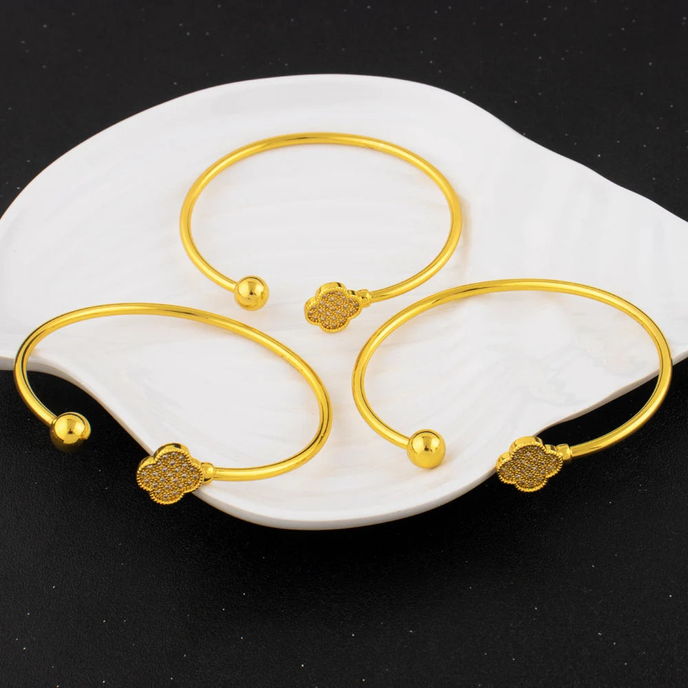 Neues Design Klassischer Luxus Edelstahl glänzend Zirkon Kleeblatt Armbänder Elegantes Temperament für Damen Alltagsschmuck Geschenke