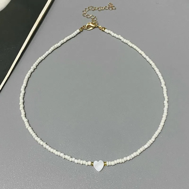 Neue Naturmuschel Liebesherz Choker Halskette für Mädchen Frühling Sommer Mode Kleine Bunte Glasperlen Halskette Geschenk für Freundin