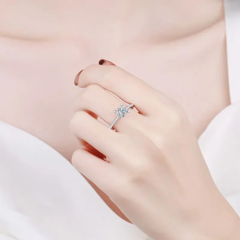 NeeTim 1ct 2ct Princess Moissanite Verlobungsring für Damen D VVS1 Diamant Heiratsantrag Brautringe Sterlingsilber Ehering