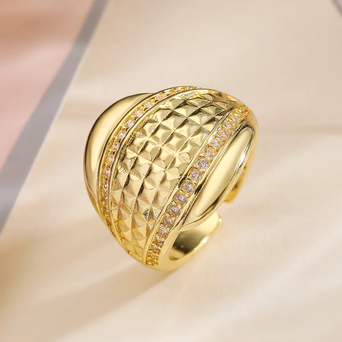 NEWBUY Trendiger Goldfarben Kupfer Geometrischer Schmuck Luxuriöser AAA Zirkonia Ehering Für Elegante Frauen Verlobungsgeschenk