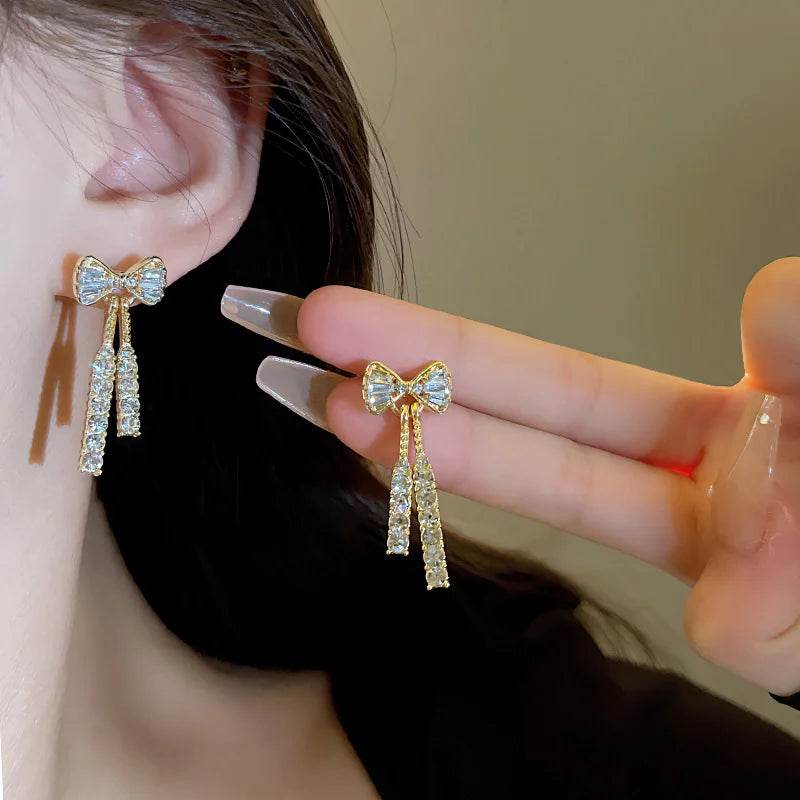 Pendientes de tuerca con lazo brillante color dorado para mujer, aretes colgantes con lazo de diamantes de imitación exquisitos y delicados, regalo para amigas