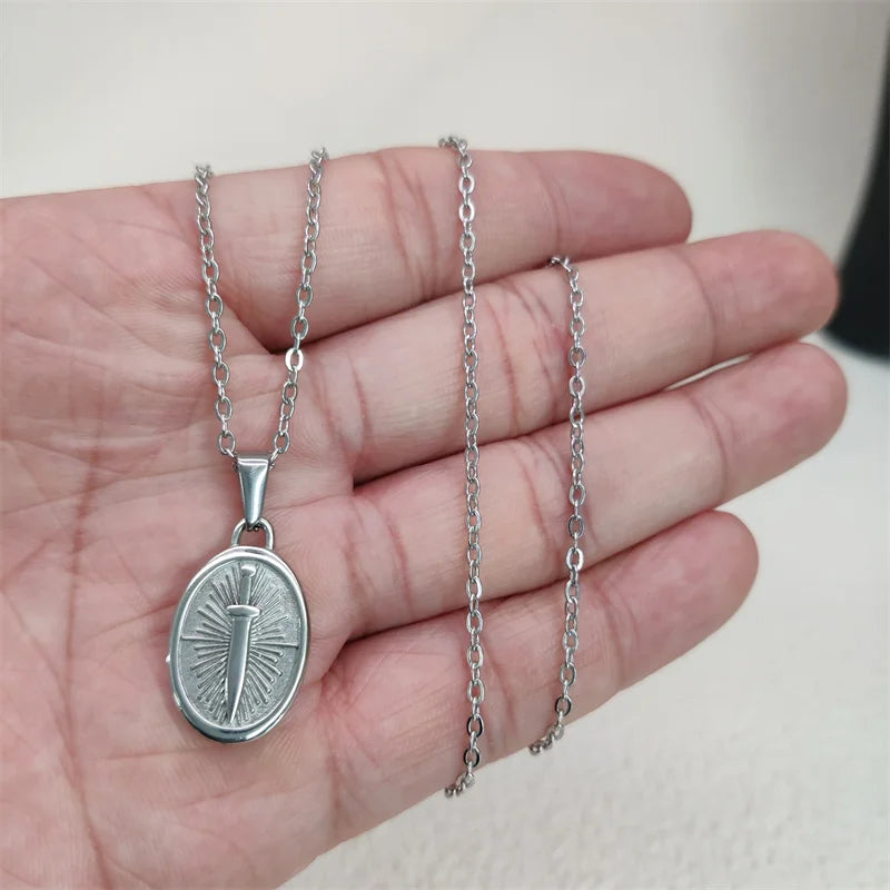 Collar con dije de espada punk de moda, chapado en oro de 18 quilates, para hombre y mujer, con cadena de eslabones de moda