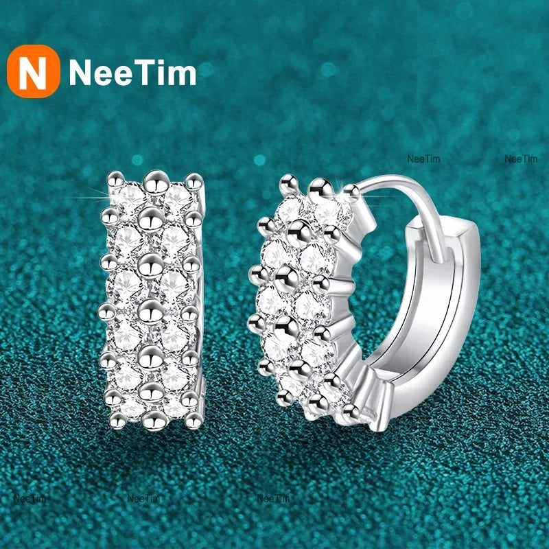 NeeTim 2mm Voll-Moissanit-Ohrringe Damen Luxusqualität Party S925 Sterlingsilber mit Weißgoldbeschichtung Creolen Hochzeits-Ohrring