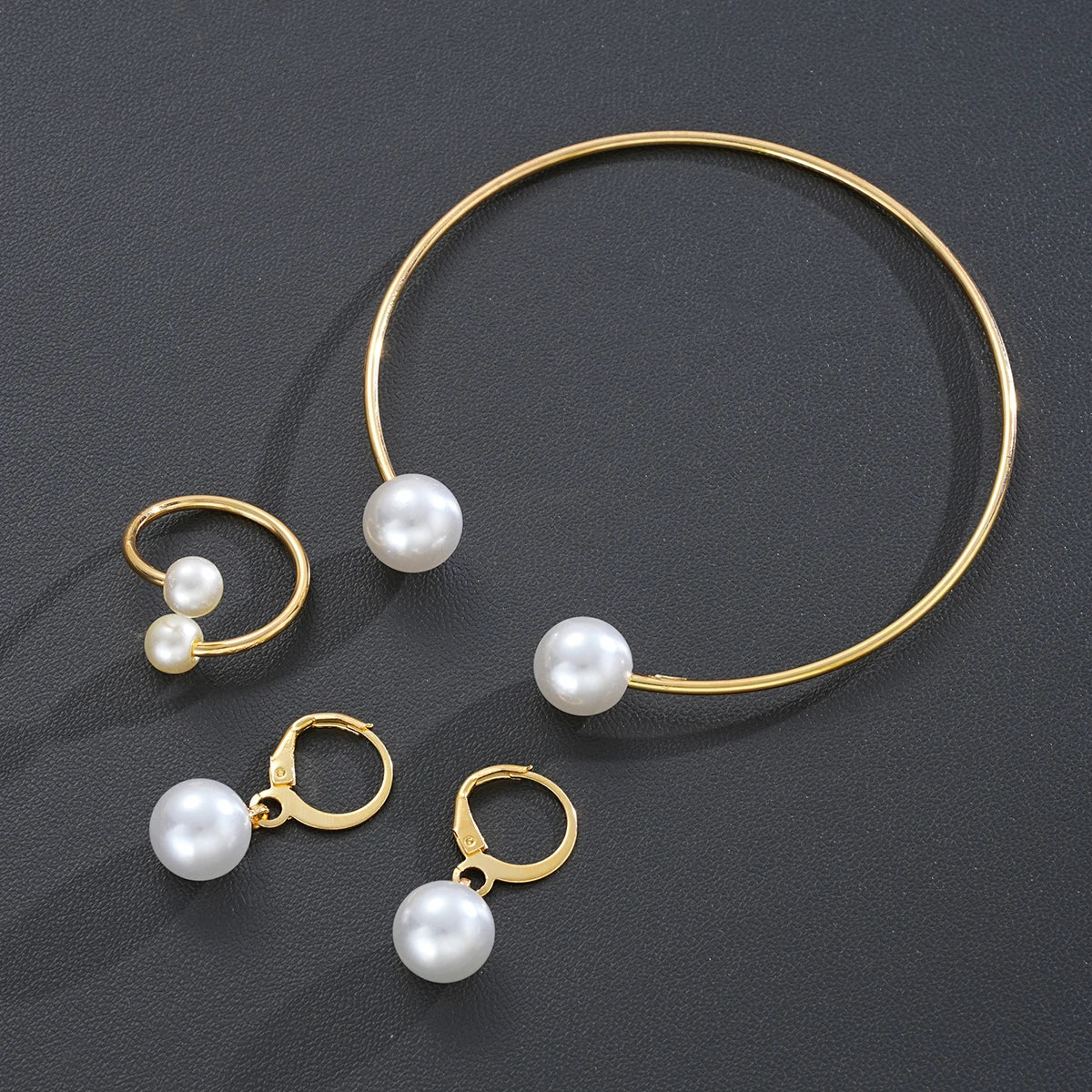 4tlg/Set einfache Perlenohrringe Ring Armreif für Frauen Vintage exquisite goldfarbene Schmucksets weibliche Hochzeitsfeier Schmuckgeschenke