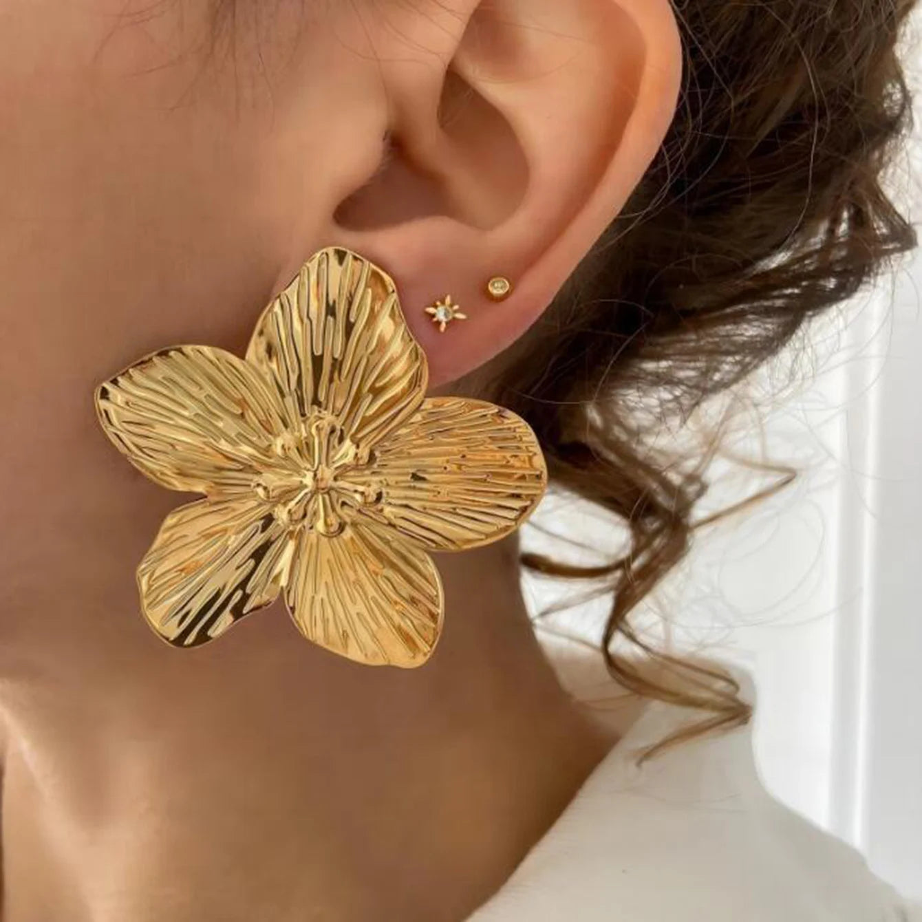 Uworld Hypoallergene stilvolle Vintage Blumen-Ohrstecker Premium 18k vergoldeter Edelstahl für Frauen Party Ohrringe Damen