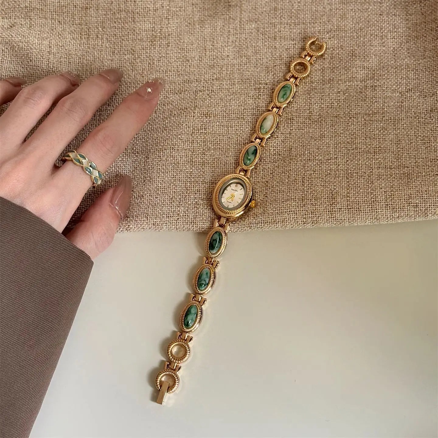 Neue Vintage Damen Armbanduhr mit farbigen Edelsteinen, leichte Luxus personalisierte Retro Schmuck Gold Edle Kleine Süße Armbanduhr