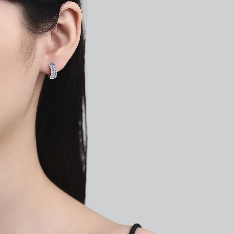 NeeTim 2mm Voll-Moissanit-Ohrringe Damen Luxusqualität Party S925 Sterlingsilber mit Weißgoldbeschichtung Creolen Hochzeits-Ohrring