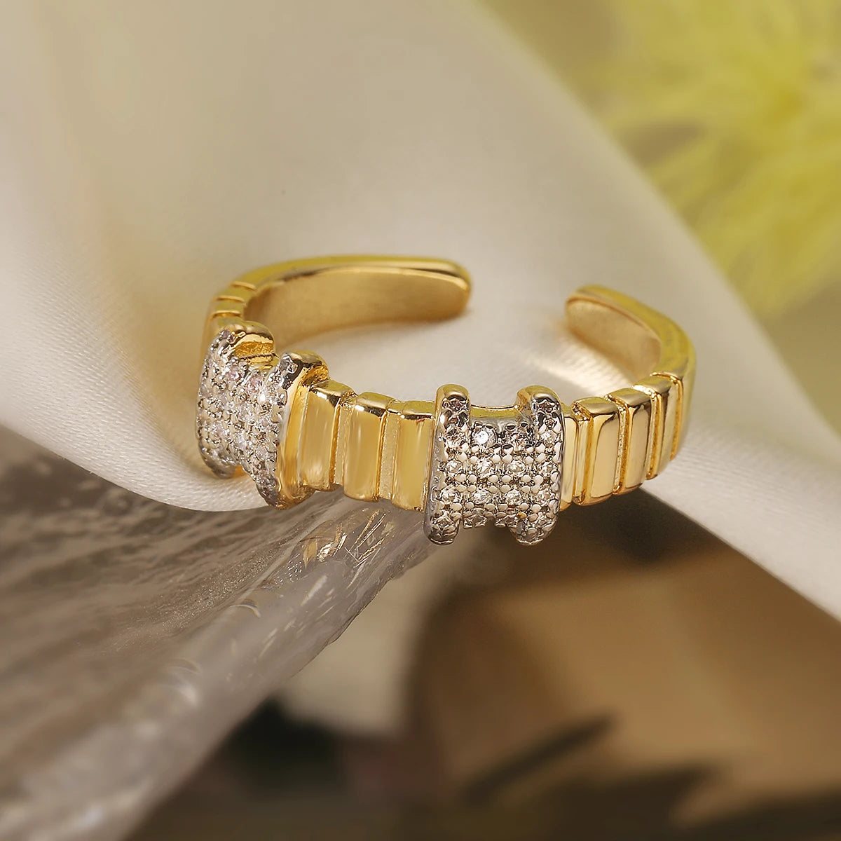 NEWBUY Luxuriöser AAA Zirkonia Pflaster-Setting Kupfer Hochzeitsschmuck Filigrane geometrische offene Ringe für elegante Frauen