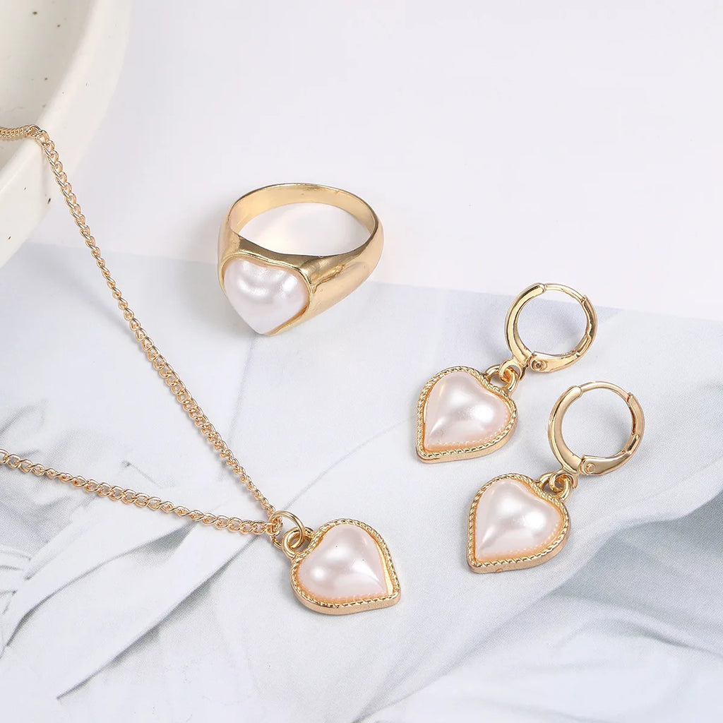 Mode 3-teiliges Set Perlenschmuckset für Damen Koreanischer Herzring Anhänger Halskette Creolen Set Trendiges Elegantes Hochzeitsgeschenk