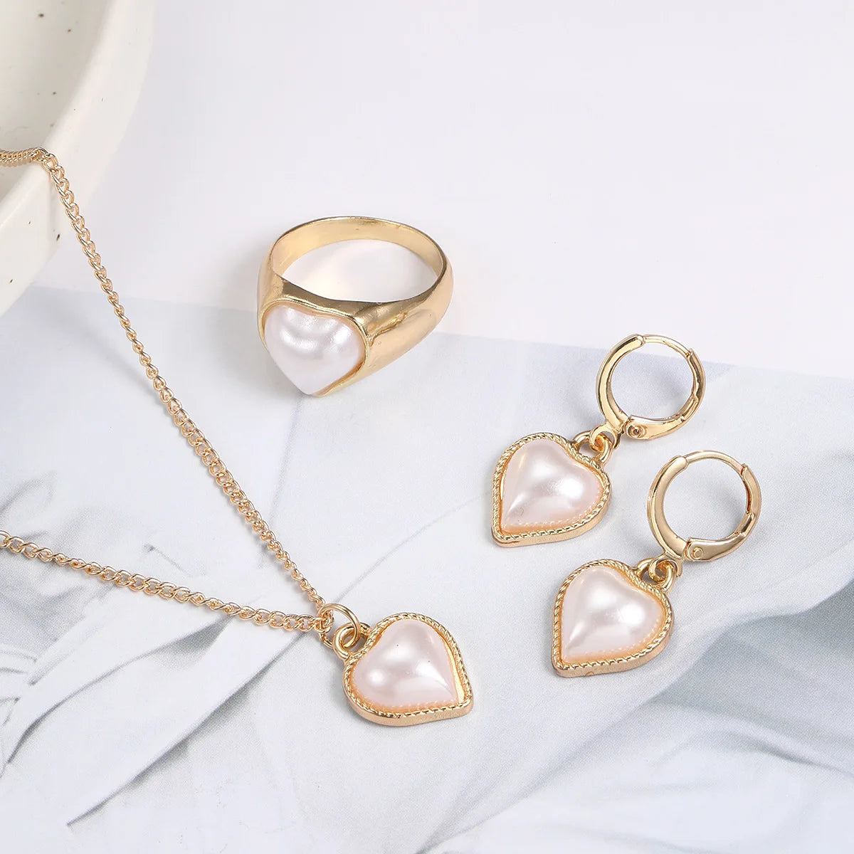 Mode 3-teiliges Set Perlenschmuckset für Damen Koreanischer Herzring Anhänger Halskette Creolen Set Trendiges Elegantes Hochzeitsgeschenk