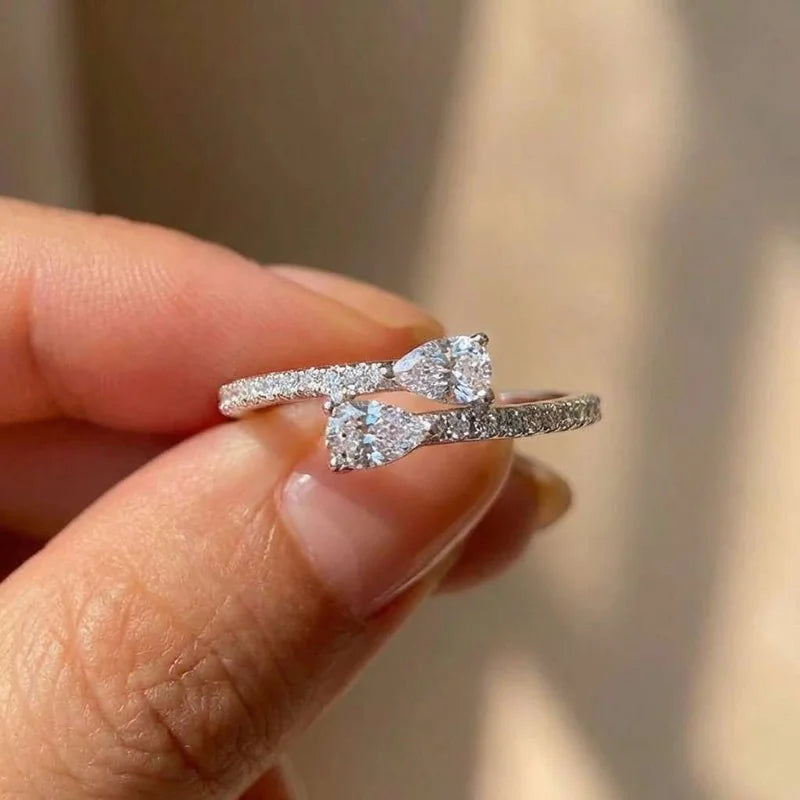 Ring aus 925er Sterlingsilber mit hellem Zirkonia, Accessoire für Damen, für Verlobung, Zeremonie, modischer, zierlicher, schicker Hochzeitsschmuck