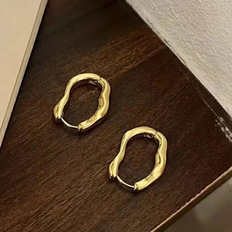 Ohrringe Persönlichkeit Unregelmäßige Wellige Plissierte Kreolen für Frauen Neuer Charme Goldfarbene Edelstahl-Ohrringe Schmuck-Accessoires Geschenk