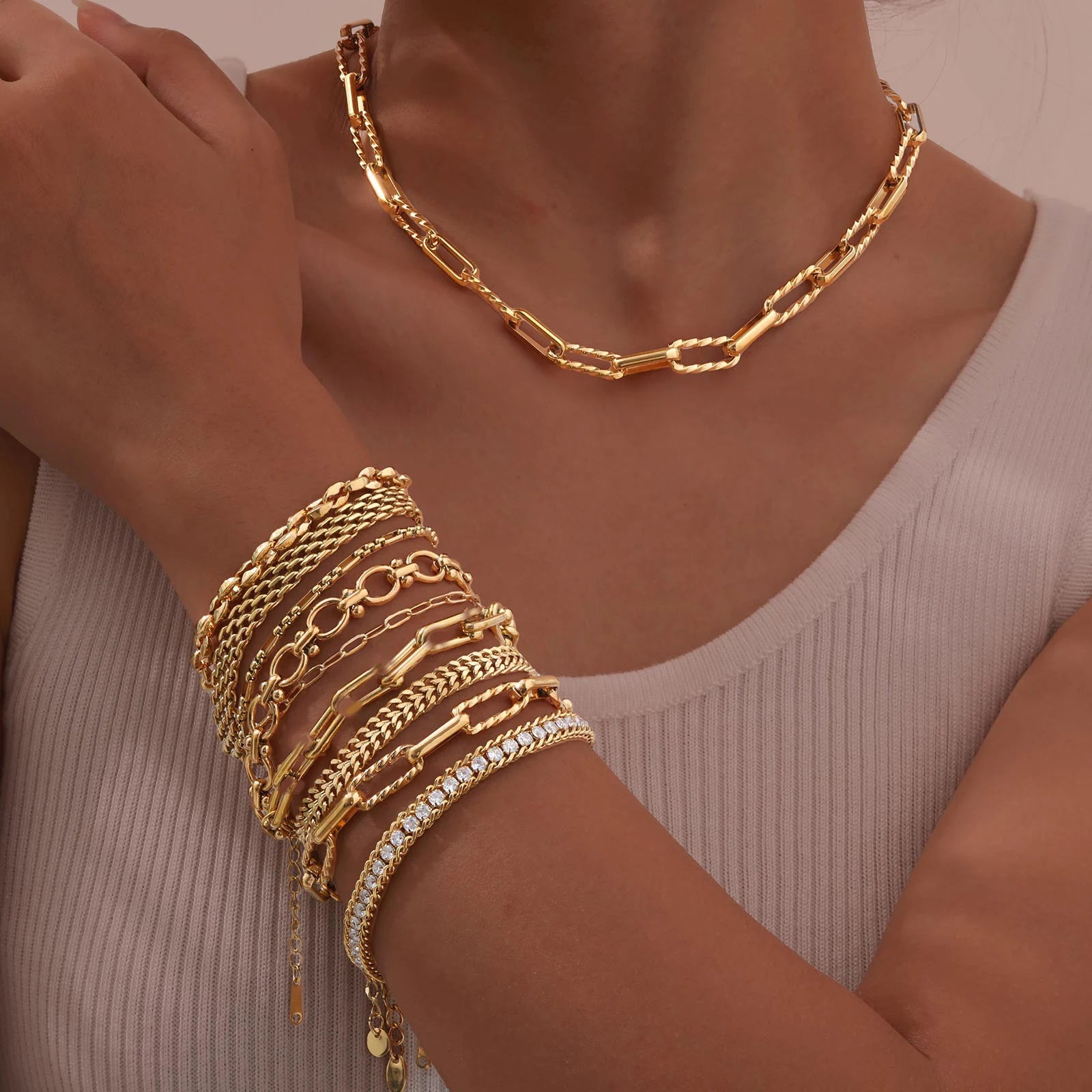 Damen-Armband aus Edelstahl, 18 Karat vergoldet, gedreht, Büroklammer-Design, verstellbares Gliederarmband, klobiger stapelbarer Lagenlook-Schmuck