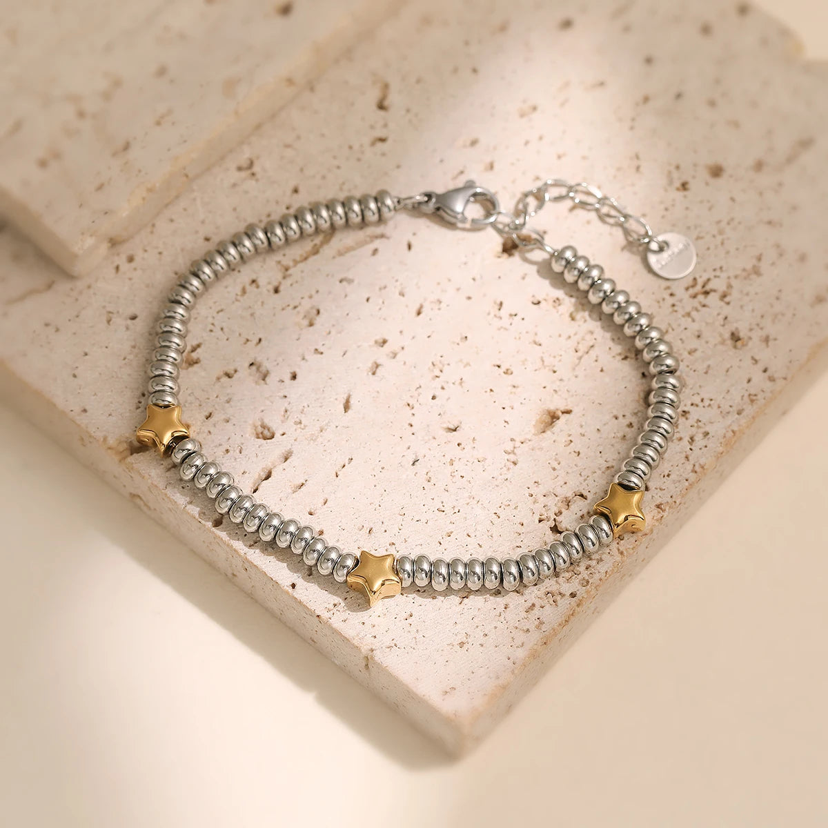 NEWBUY Hot Sale Nicht verblassender Edelstahlschmuck Goldfarbe Herz/Stern Silberperlen Charm Armbänder für Damen Großhandel