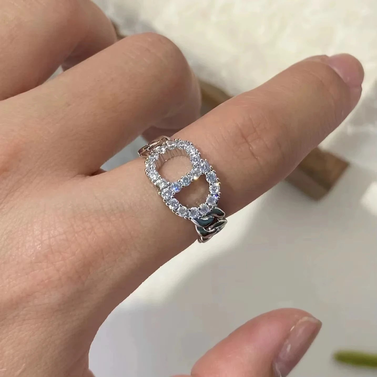 Der koreanische Simple Pig-Nose Ring ist vielseitig, schlicht und luxuriös mit einem dezenten Zirkonia-Besatz