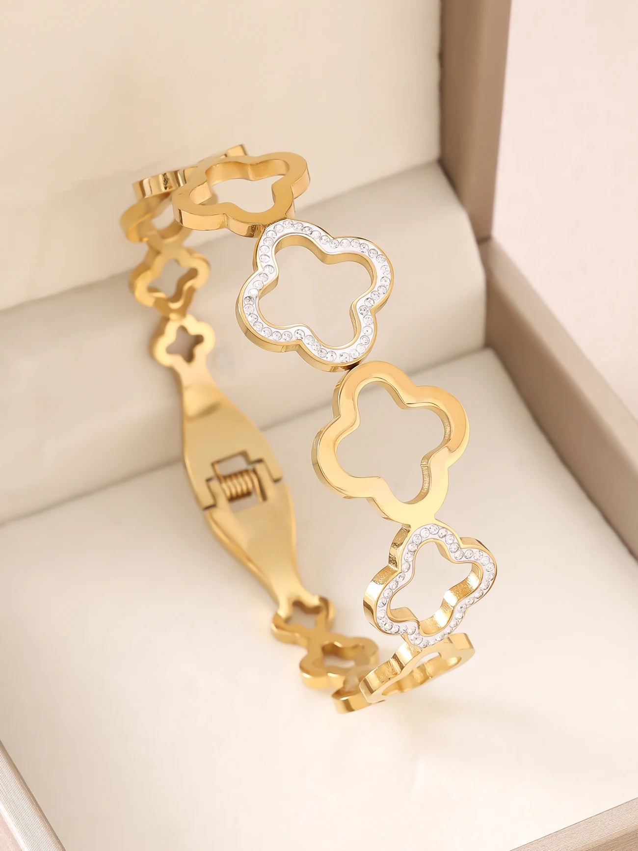 1 Stück 18K vergoldetes Edelstahl Armband, stapelbar, mit Kette und Kleeblatt-Design, modisches Accessoire für Damen, lässige Kleidung