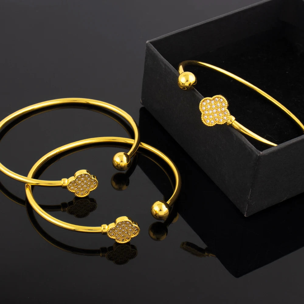 Neues Design Klassischer Luxus Edelstahl glänzend Zirkon Kleeblatt Armbänder Elegantes Temperament für Damen Alltagsschmuck Geschenke
