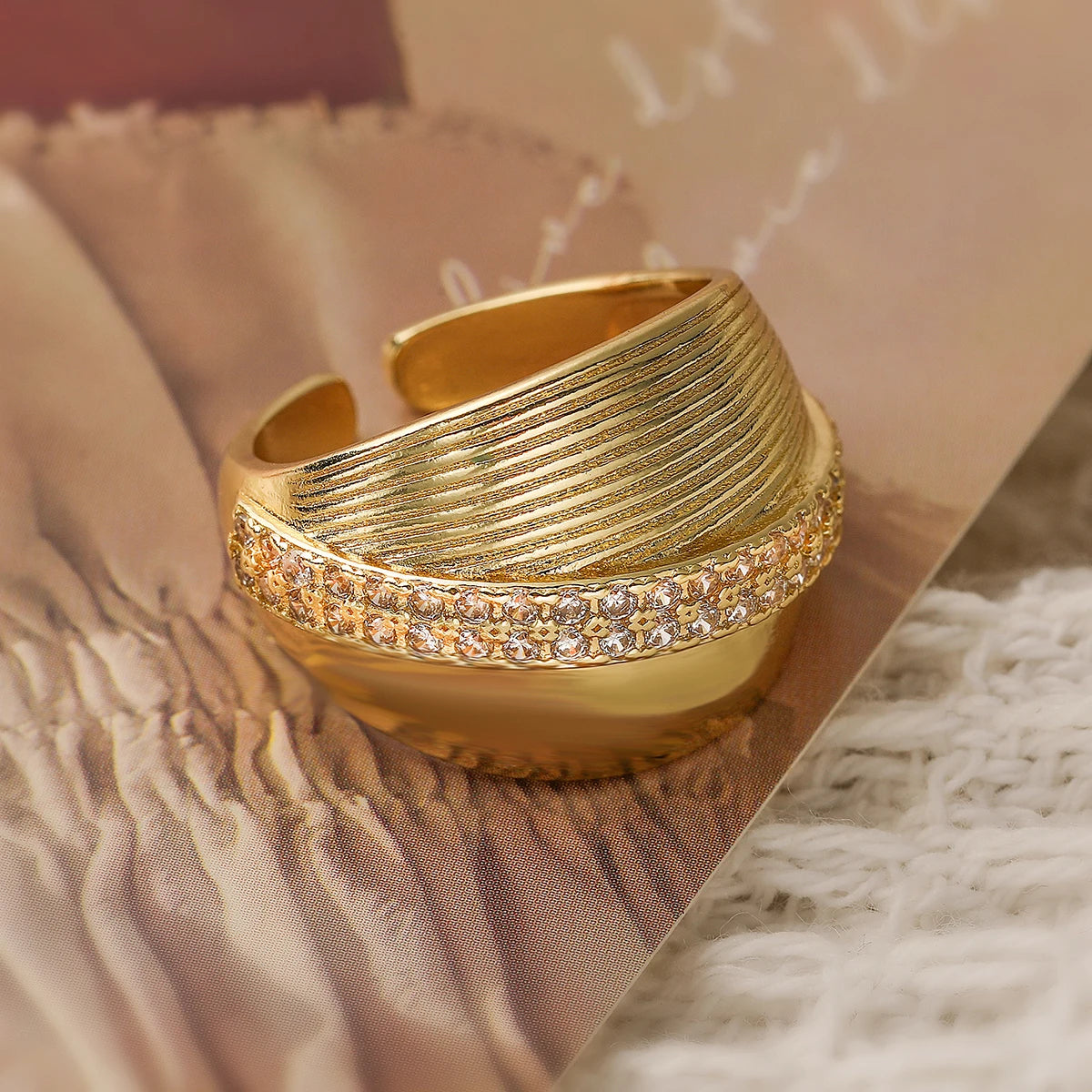 NEWBUY Luxus AAA Zirkonia Pave-Fassung Kupfer Schmuck Trendige Goldfarbe Trauringe für Frauen