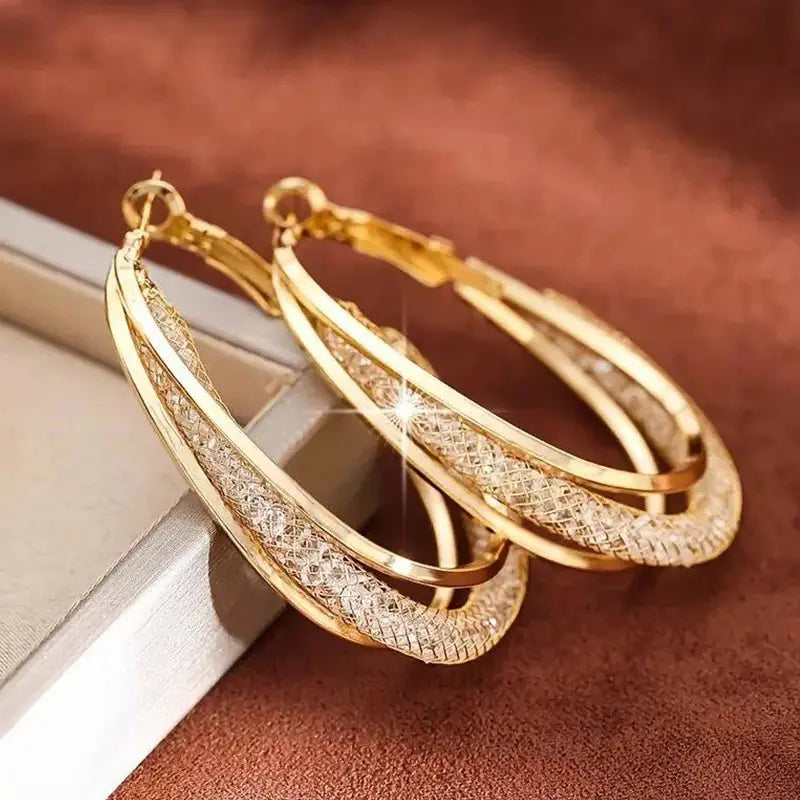 Goldfarbene Kristallstein-Creolen Gedrehte Metallform Versilbert Neue Mode Damenohrringe Party Schmuck Geburtstagsgeschenk
